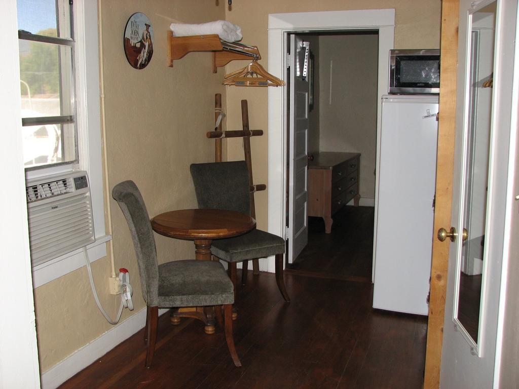 Cottonwood Hotel Стая снимка